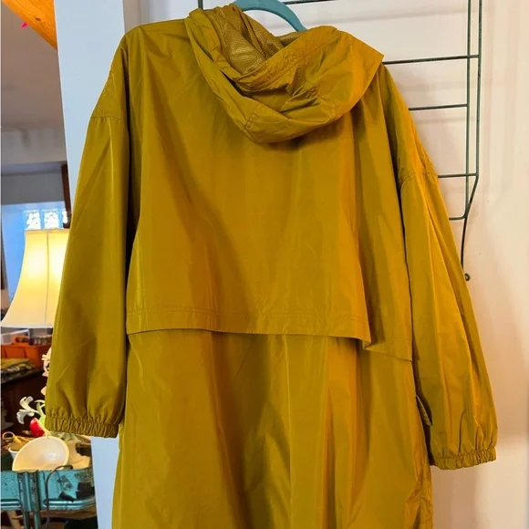 Great Old Navy Plus Size Raincoat in Green-yellow Chartreuse color - Picture 12 of 14